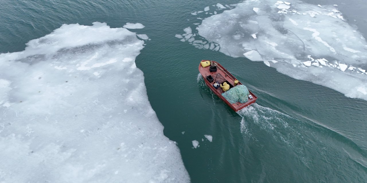 Bitlis’te buz tutan göl çözülüyor