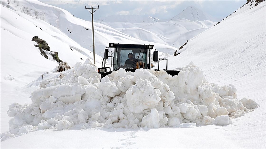 Bitlis’te karla mücadele devam ediyor
