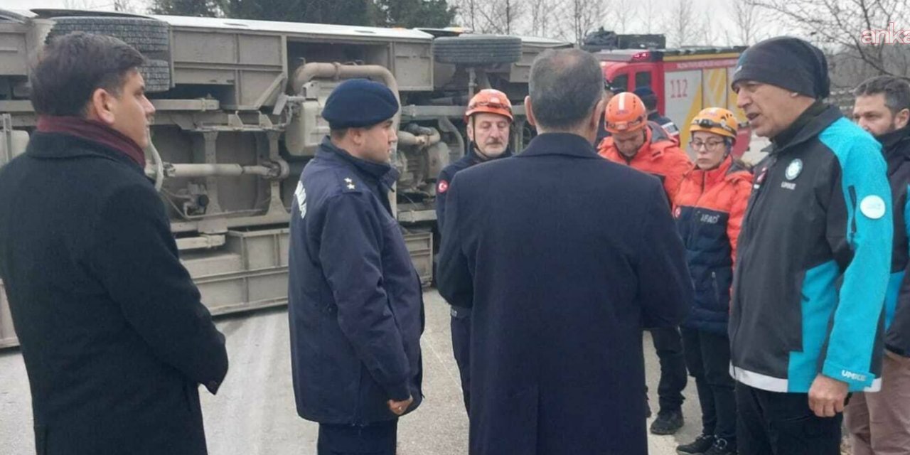 İşçi servisi devrildi: 1 ölü, 20 yaralı