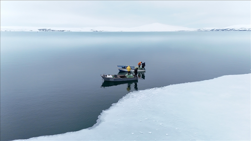 Nazik Gölü'nde buzlar kısmen çözüldü