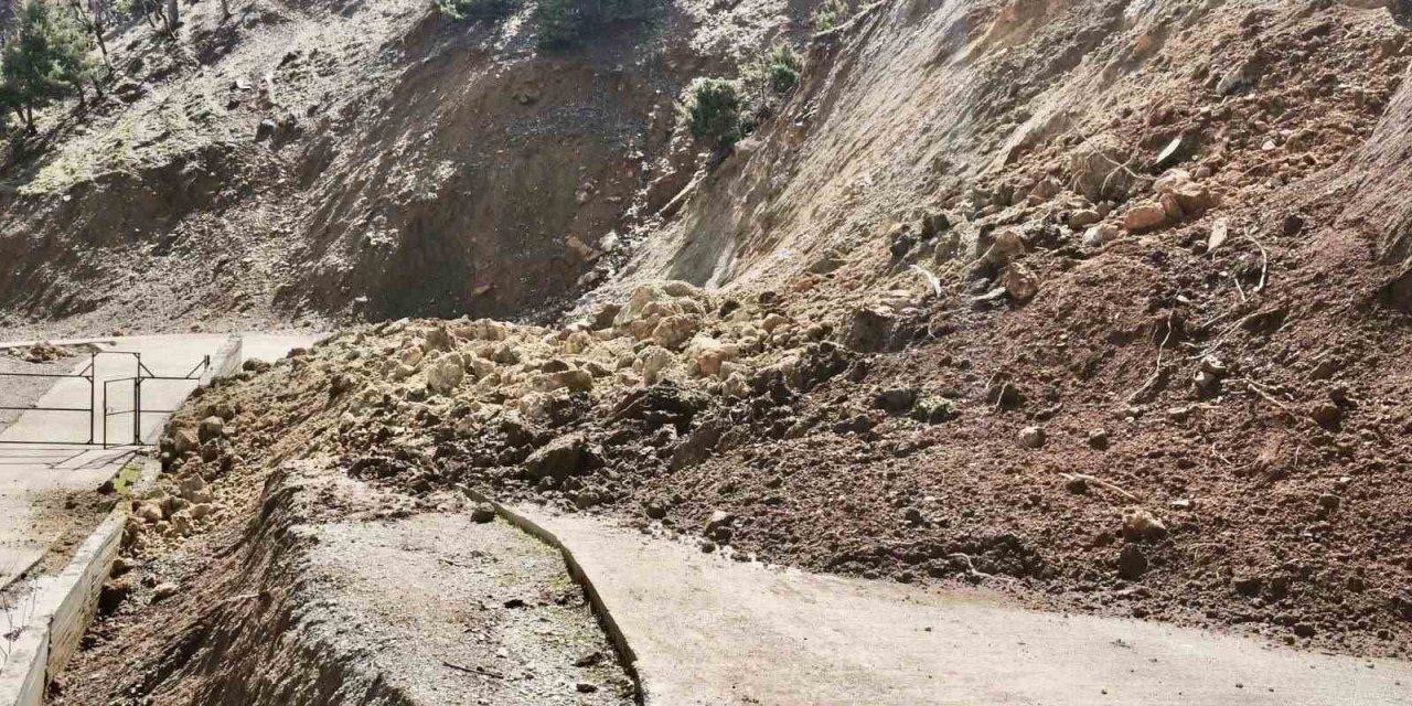 Batman’ın üç ilçesinde toprak kayması meydana geldi