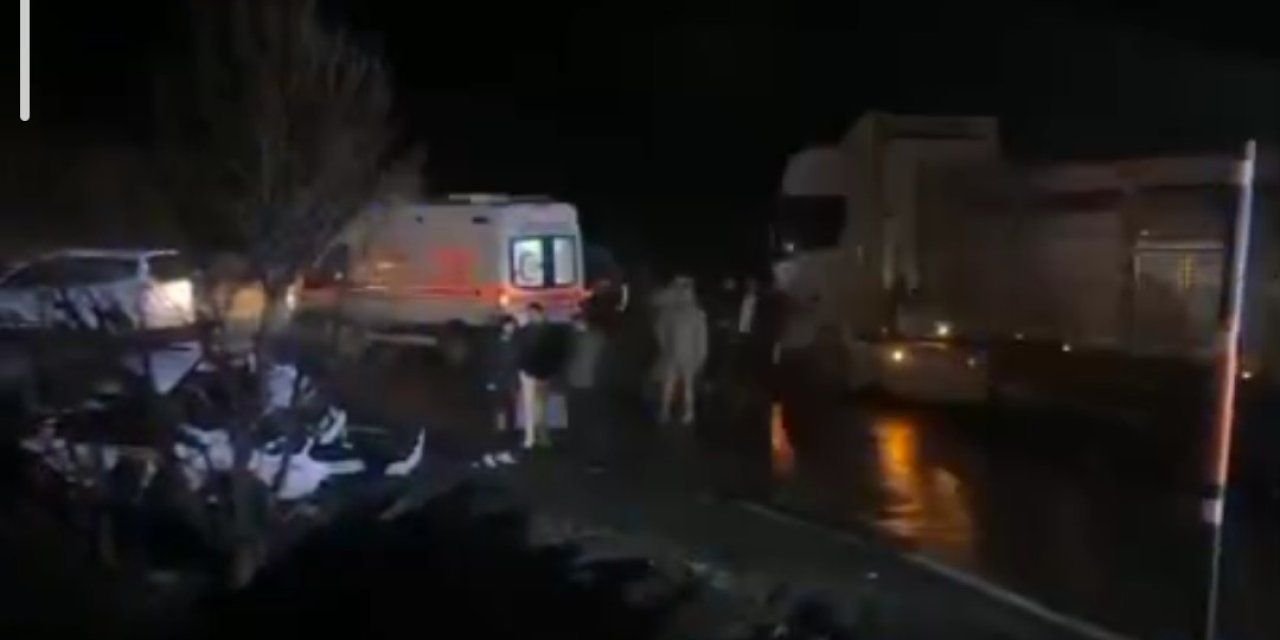 Hakkâri'de tır otomobille çarpıştı: 2 yaralı