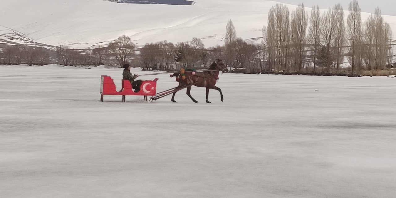 Çıldır Gölü'nde atlı kızak sezonu sona eriyor