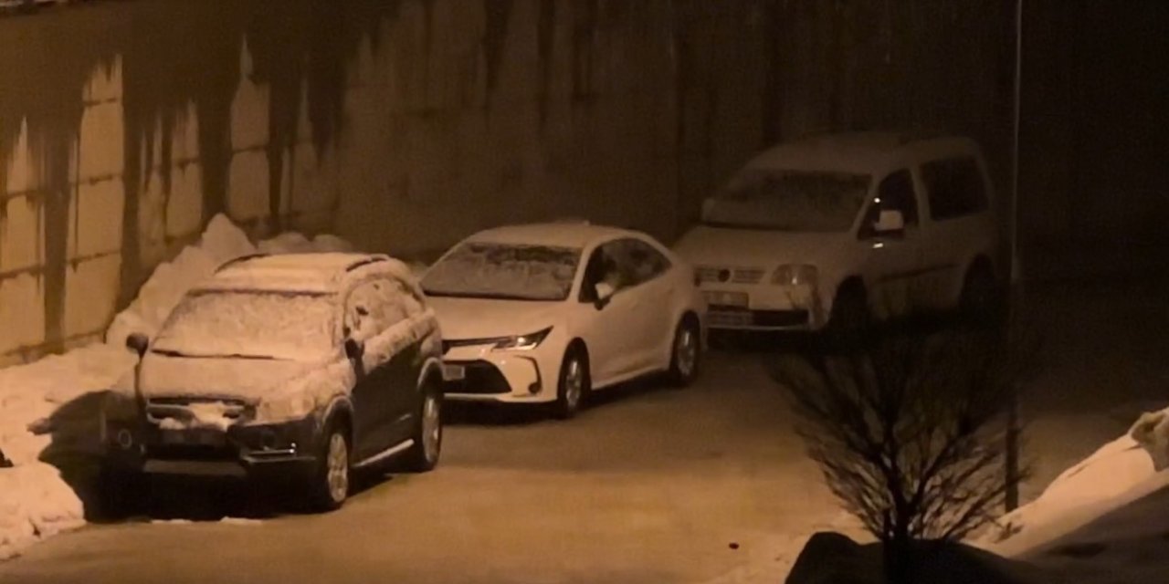 Yüksekova’da kar yağışı etkili oluyor