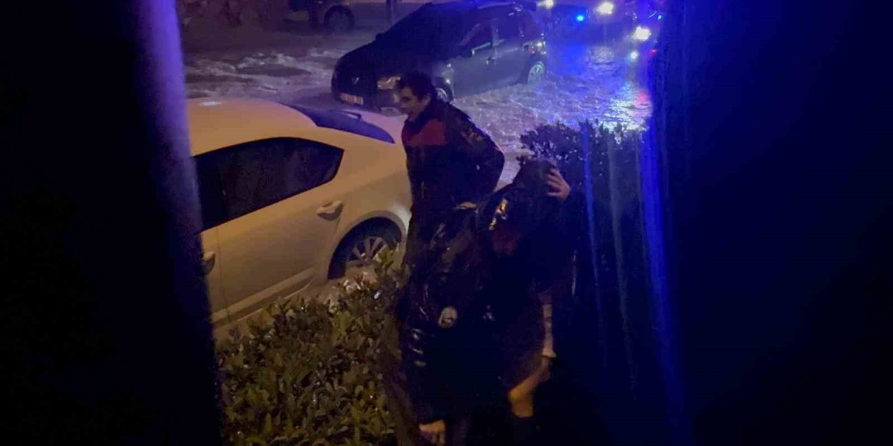 Şiddetli yağış sele döndü