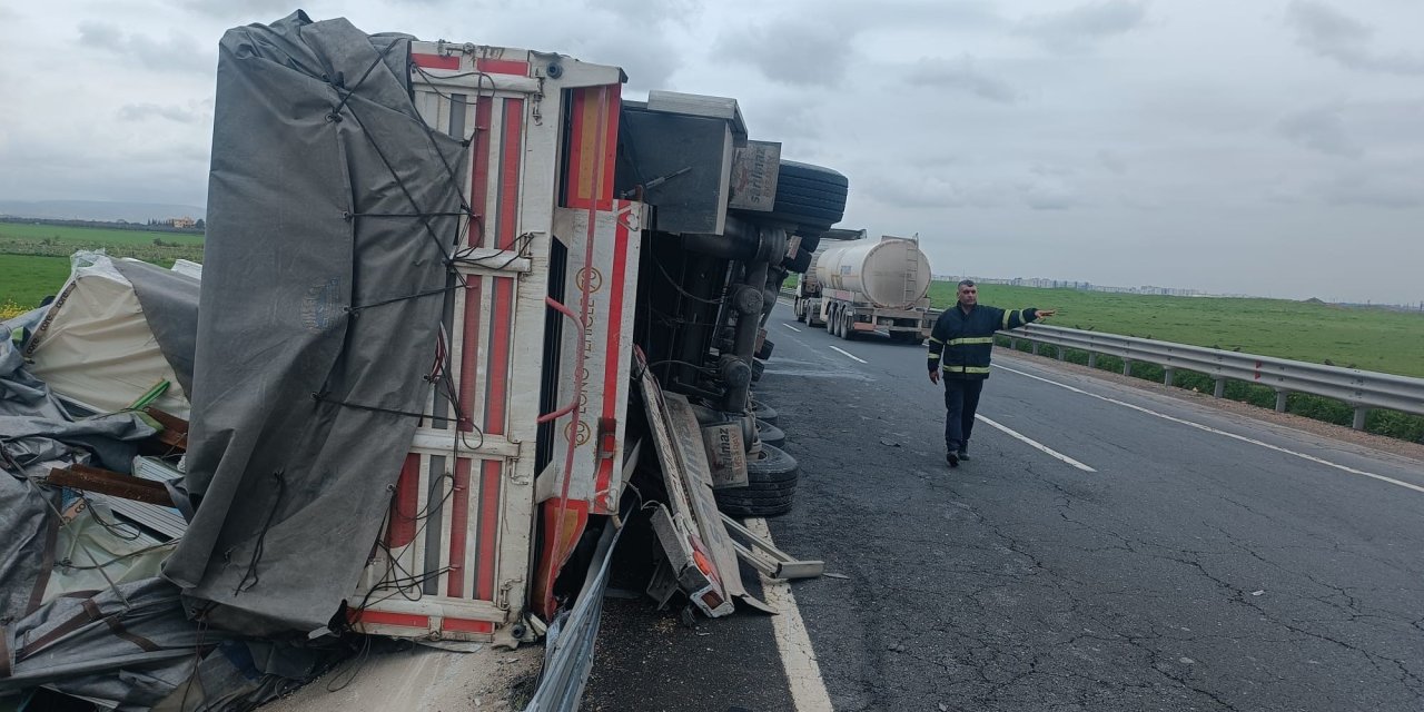Kontrolünden çıkan tır bariyerlere çarptı