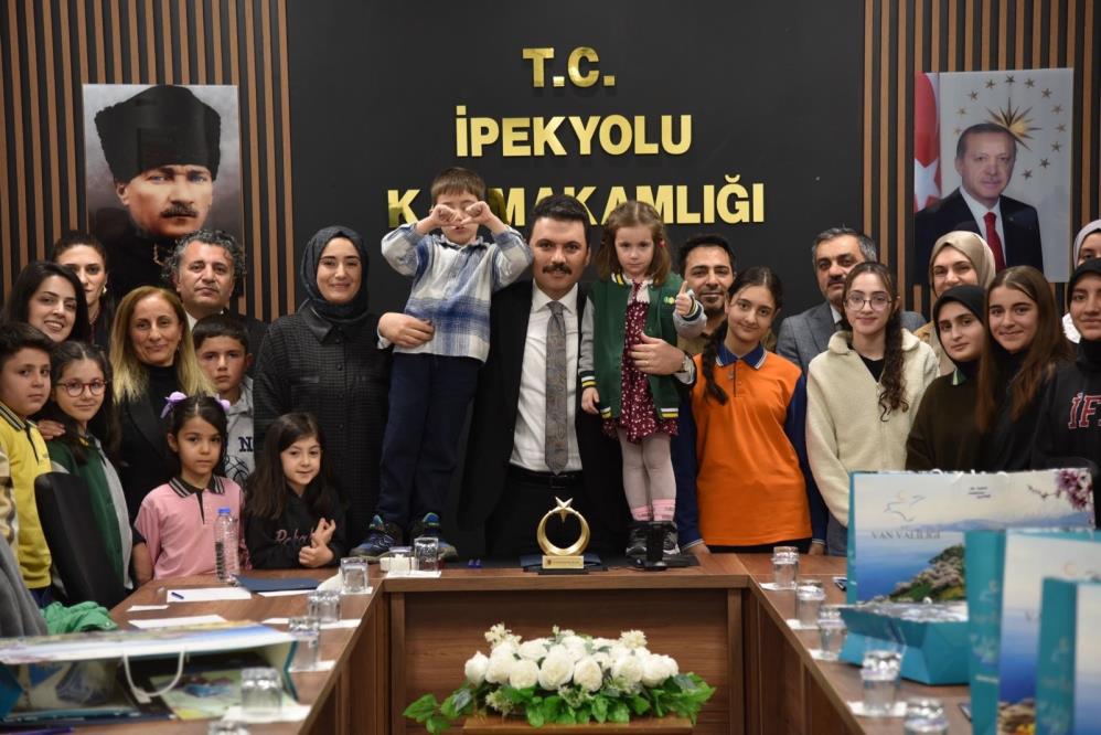 Kitap okuma yarışmasında dereceye girenler ödüllendirildi