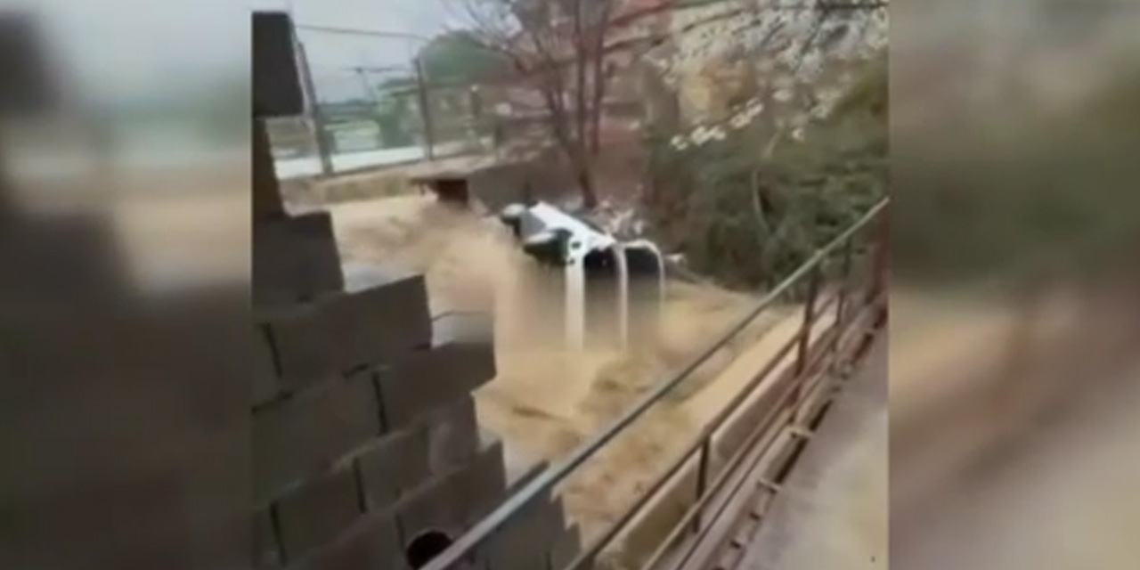 Sel hayatı felç etti: Yüzlerce evi su bastı