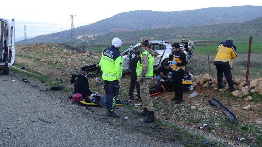 Direğe çarpan araç takla attı: 5 yaralı