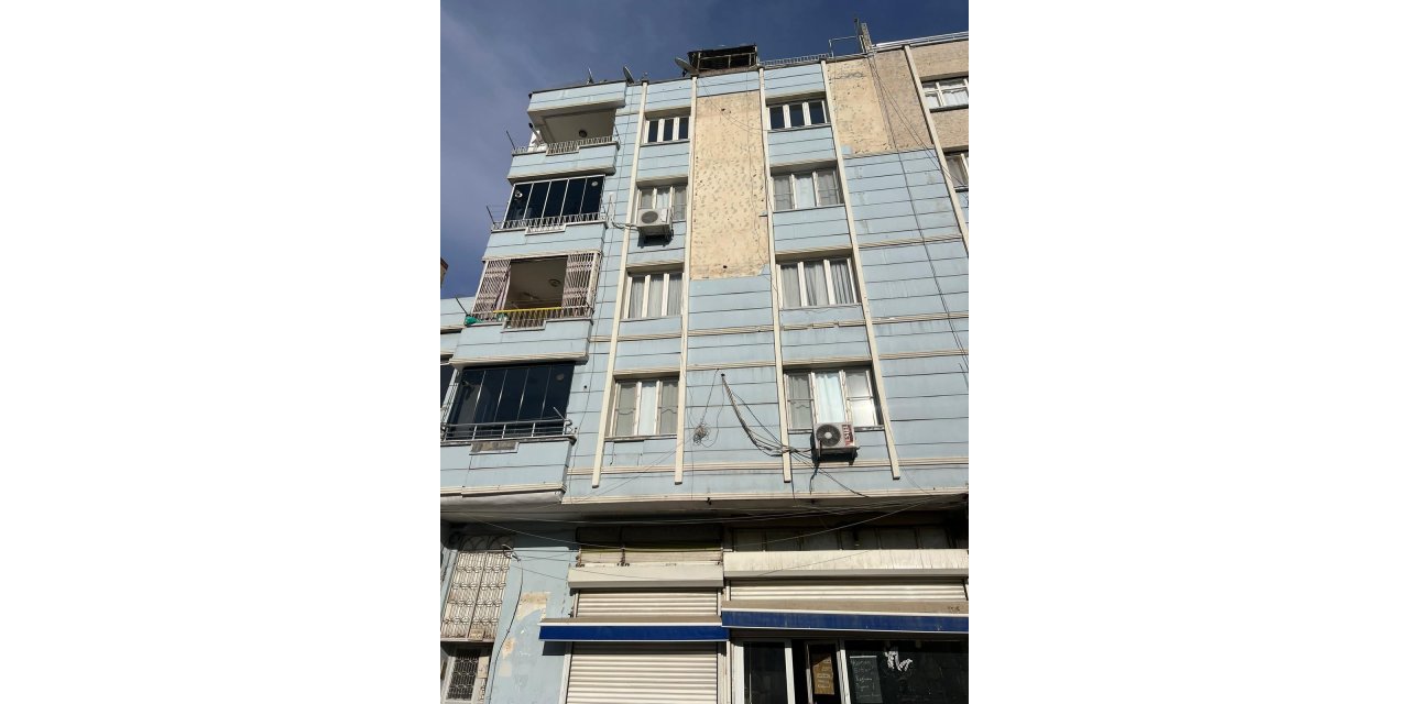 Binadan düşen beton parçalar vatandaşa isabet etti