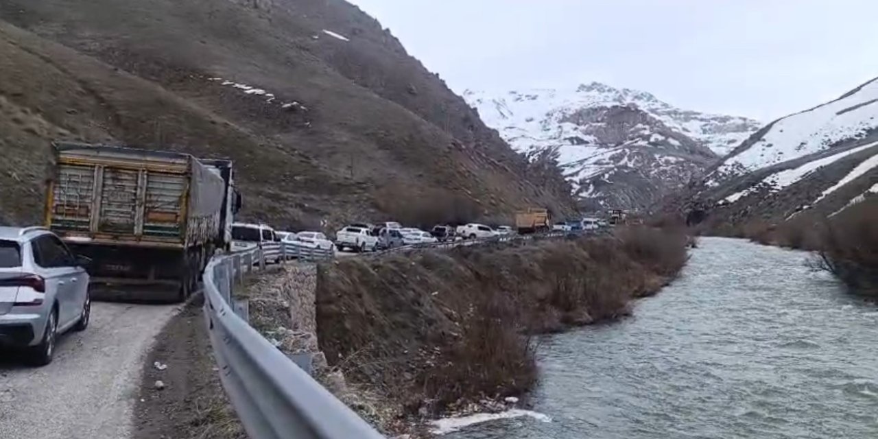 Yüksekova-Van kara yolunda heyelan ulaşımı aksattı
