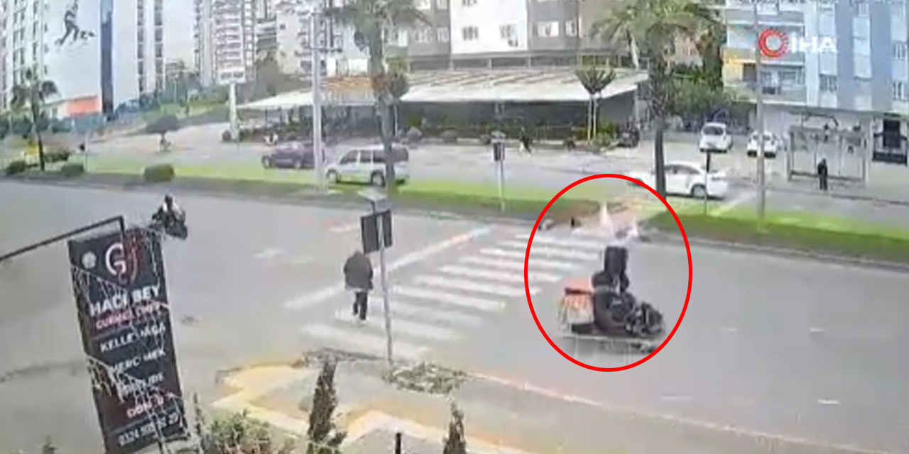 Motokurye yayaya çarptı