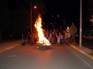 Gençler lastik yakıp yolu trafiğe kapattı