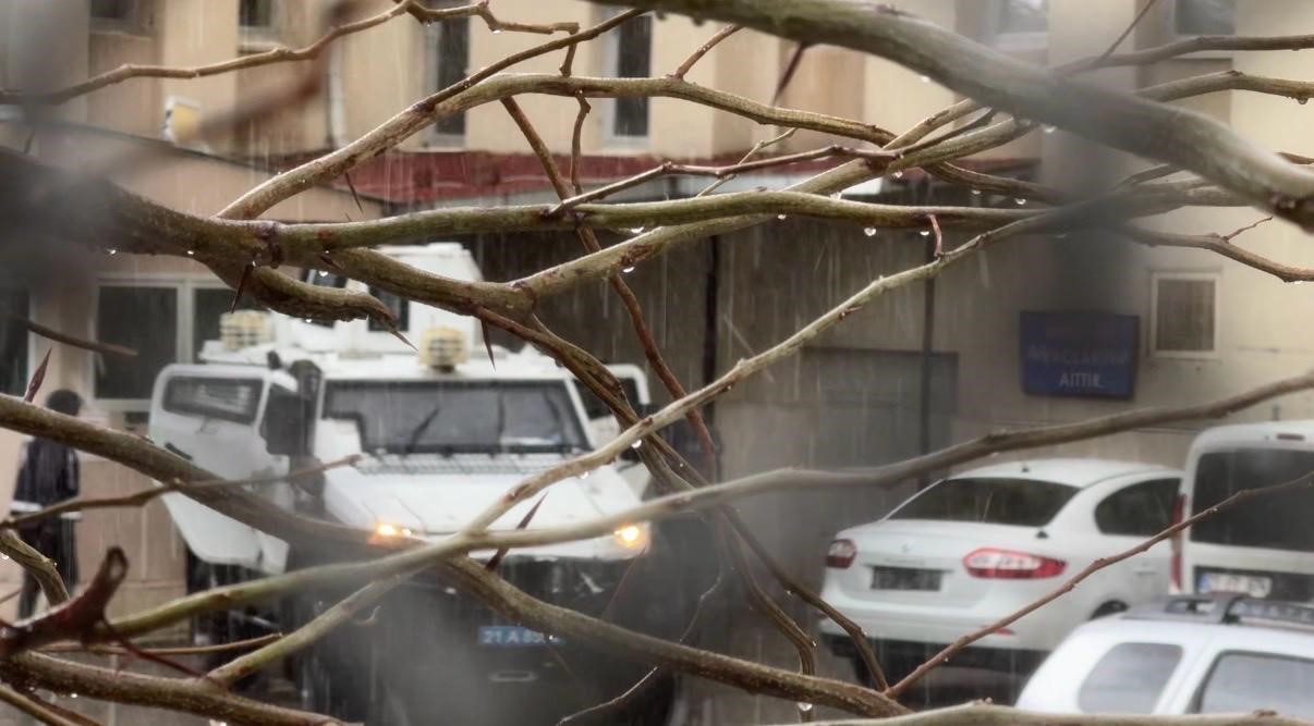 Diyarbakır’da Eşini öldürüp, kuzenini ağır yaralayan şahıs mahkemeye sevk edildi