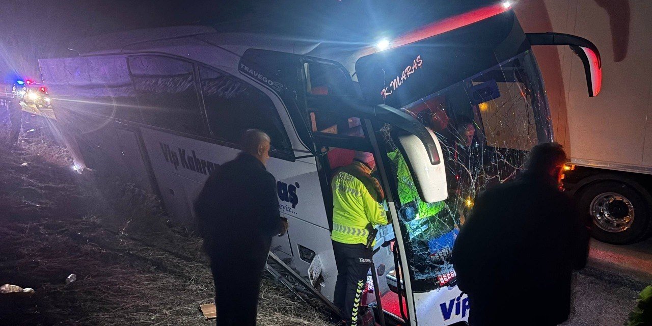 Kontrolden çıkan yolcu otobüsü bariyerlere çarptı