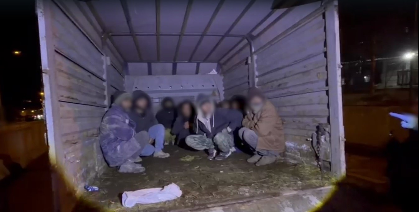 Kamyonet kasasından 12 kaçak göçmen çıktı