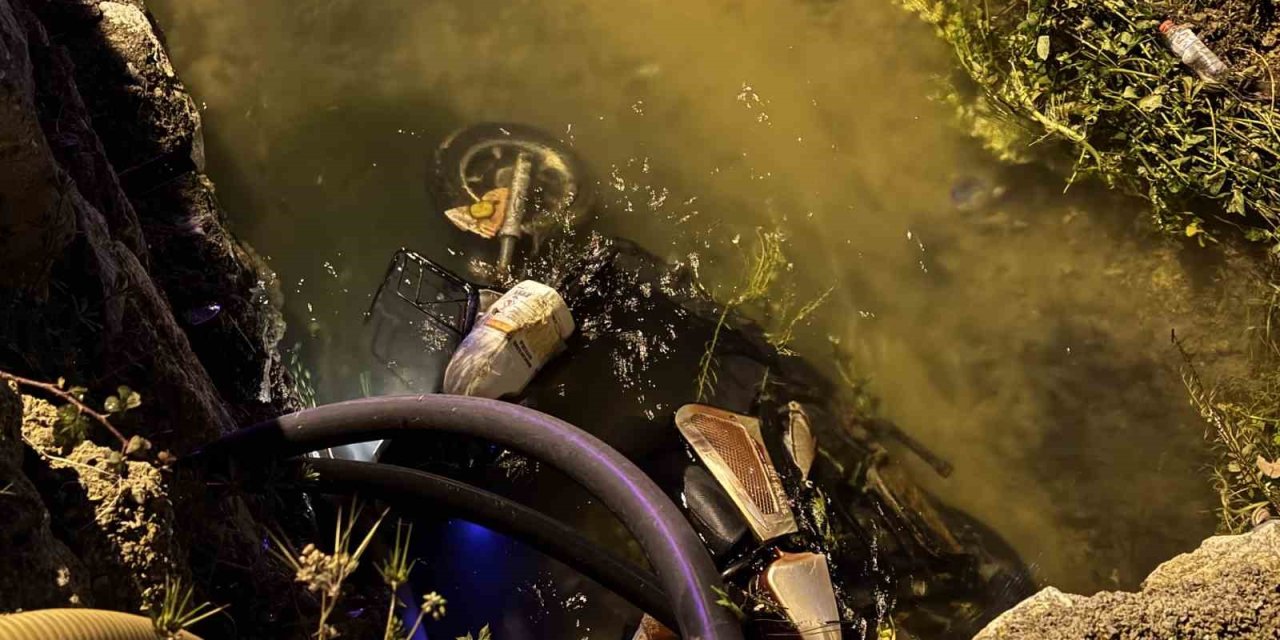 Otomobil çarptı, bisiklet kanala uçtu: 1 ölü, 1 yaralı