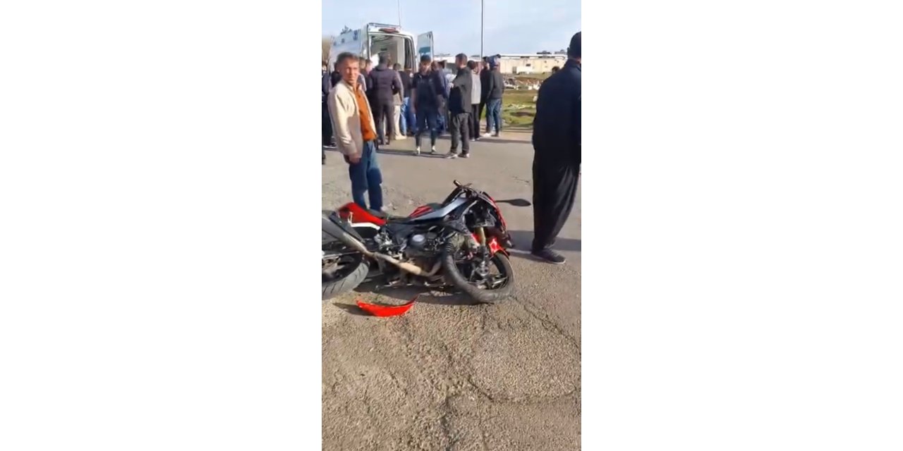 Otomobilin çarptığı motosikletli hayatını kaybetti