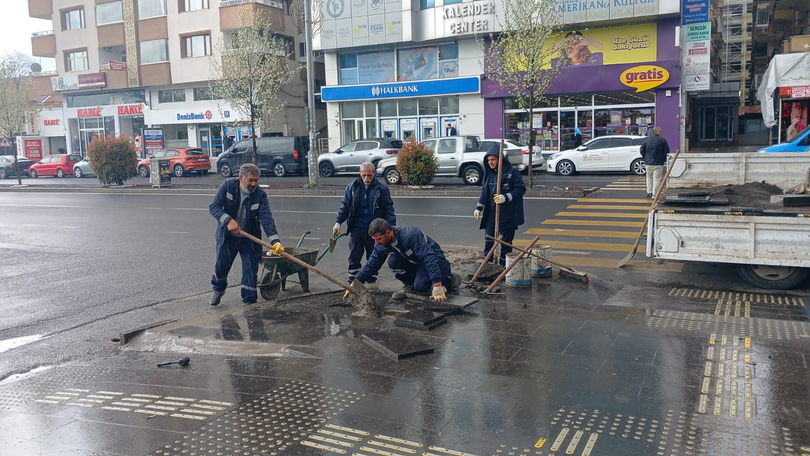 Yenişehir’de yol ve kaldırım onarım çalışması