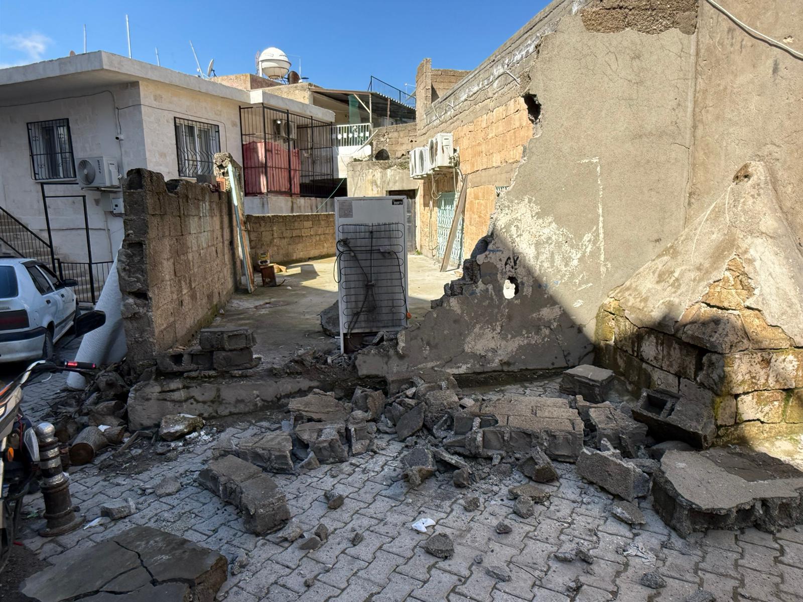 Sağanak yağış bahçe duvarını yıktı