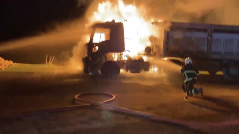 Seyir halindeki TIR yandı