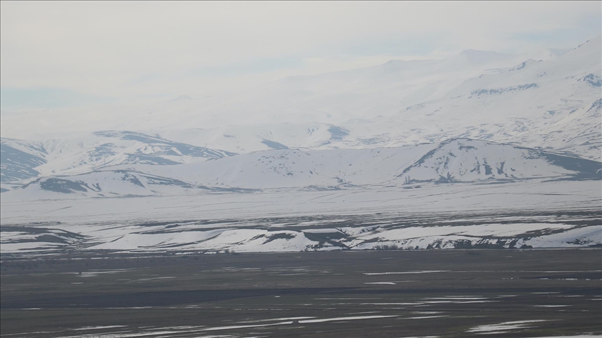 Ağrı Ovası’nda karlar erimeye başladı