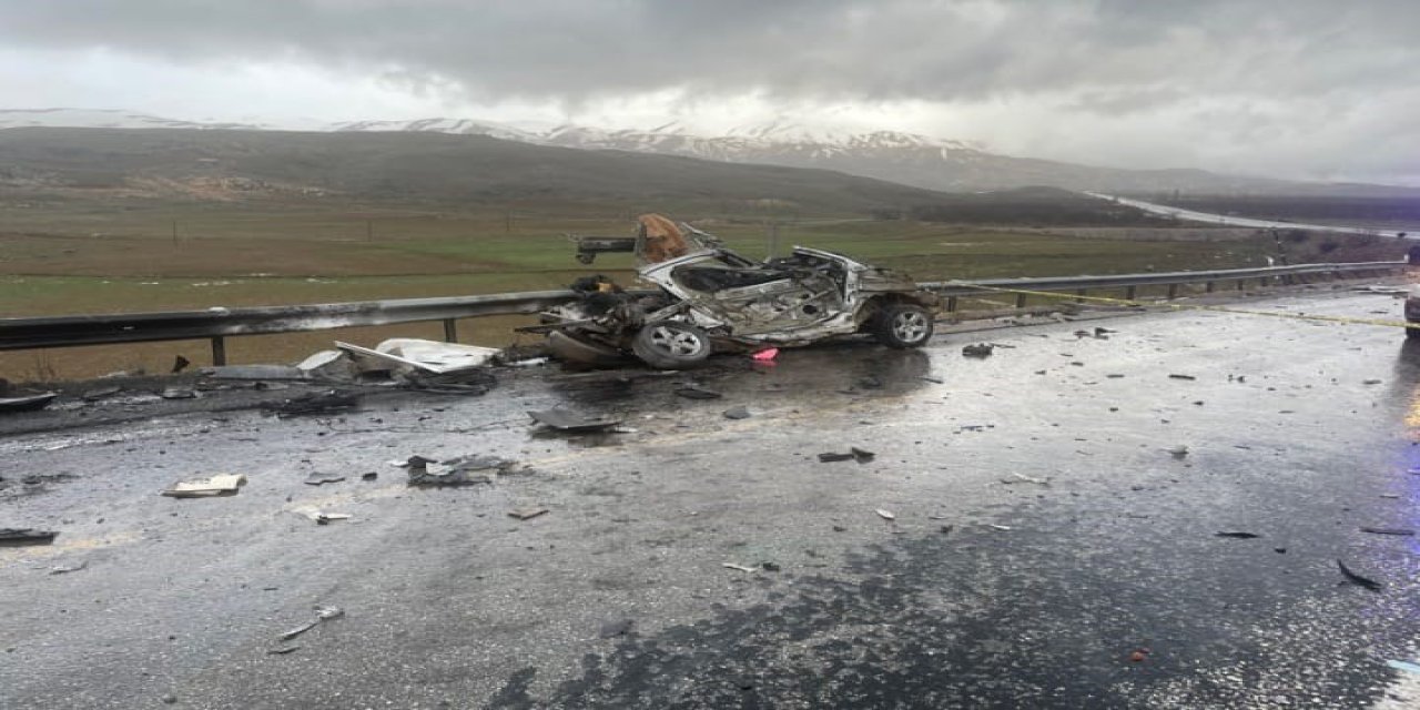 Tır ile otomobil kafa kafaya çarpıştı! Feci kazada 3 kişi öldü