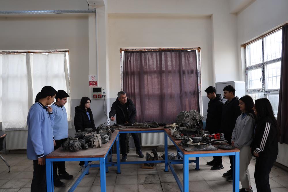 Diyarbakır'da öğrenciler aldıkları eğitimlerle otomotiv sektörüne giriyor