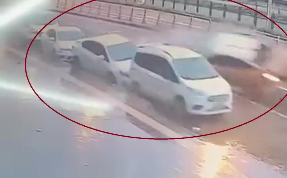 Diyarbakır'da ticari taksinin 3 otomobile çarptığı kaza kamerada