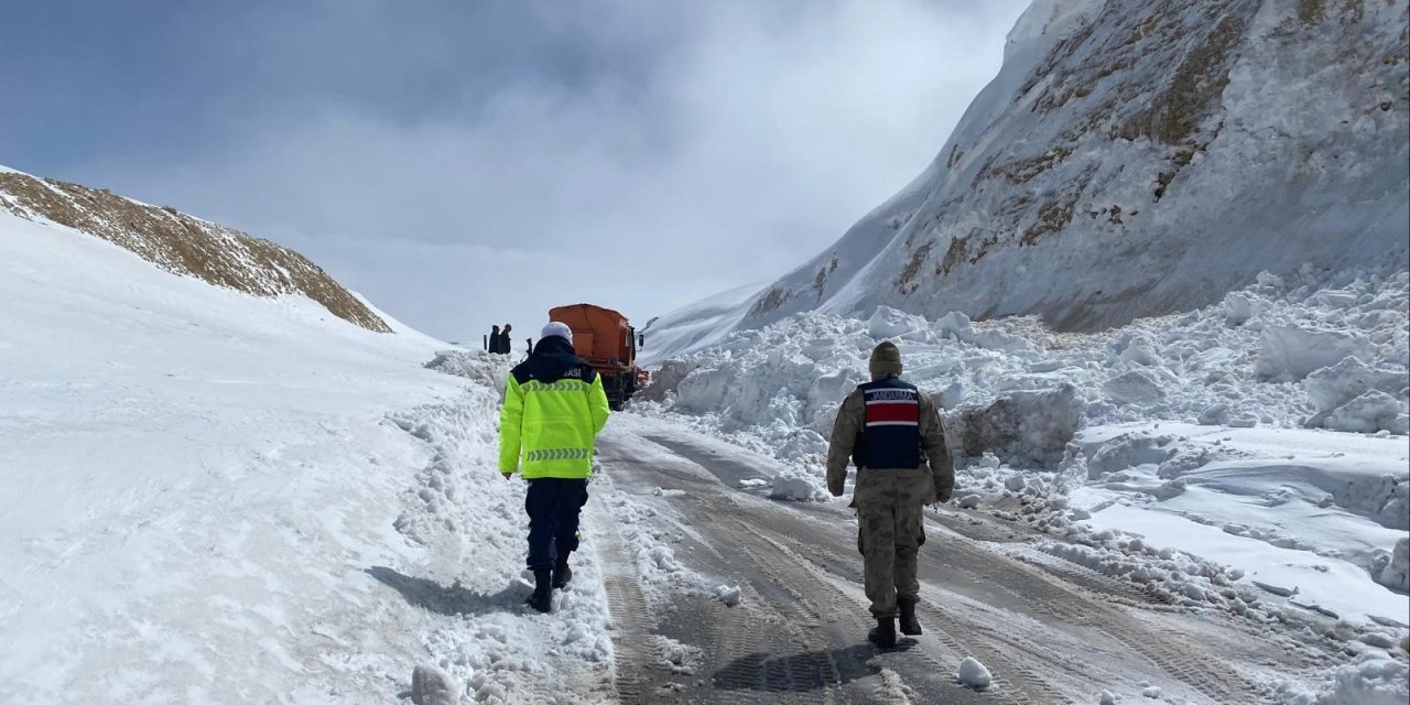 Ahlat-Malazgirt yolu yeniden ulaşıma açıldı