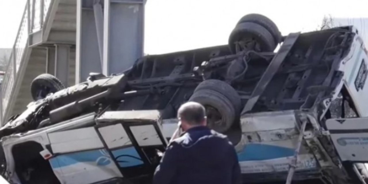 Halk otobüsü üst geçide çarptı: 4 ölü, 13 yaralıA