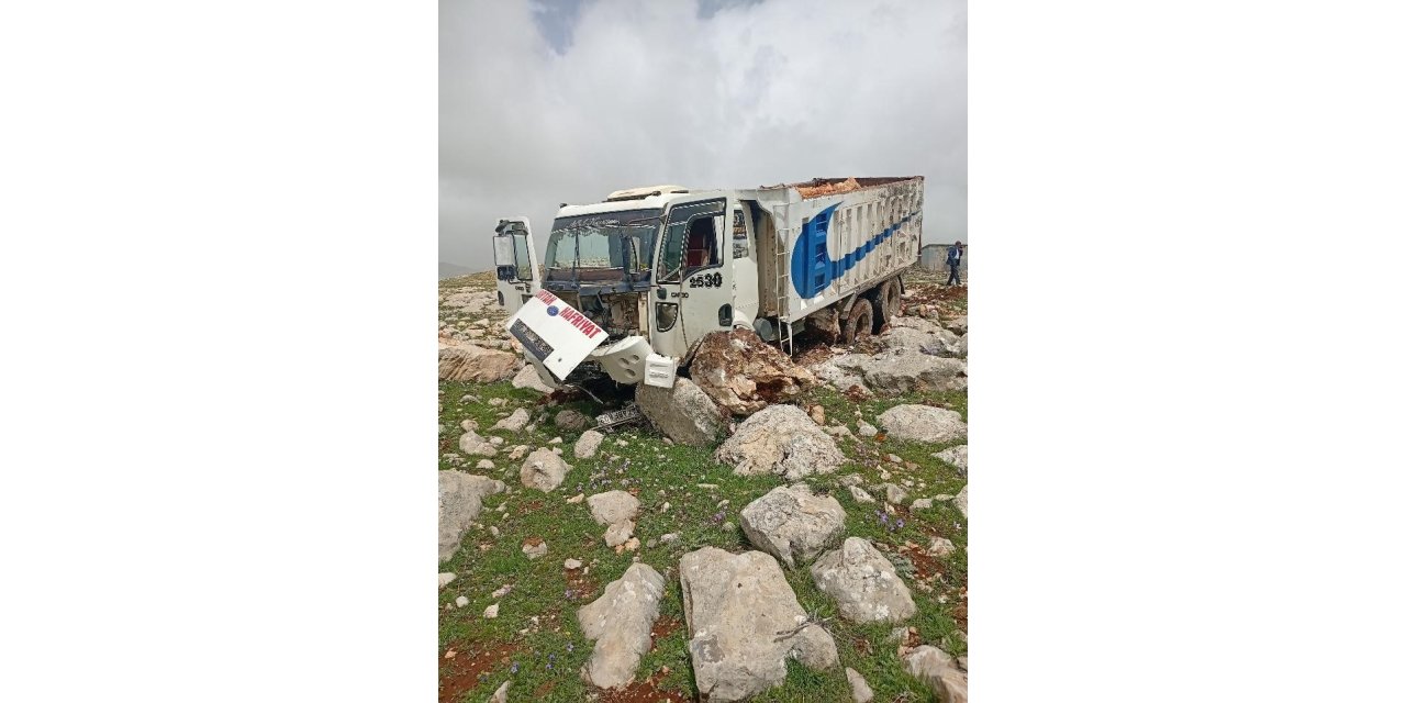 Diyarbakır'da freni boşan kamyon taşlara çarptı: 1 yaralı
