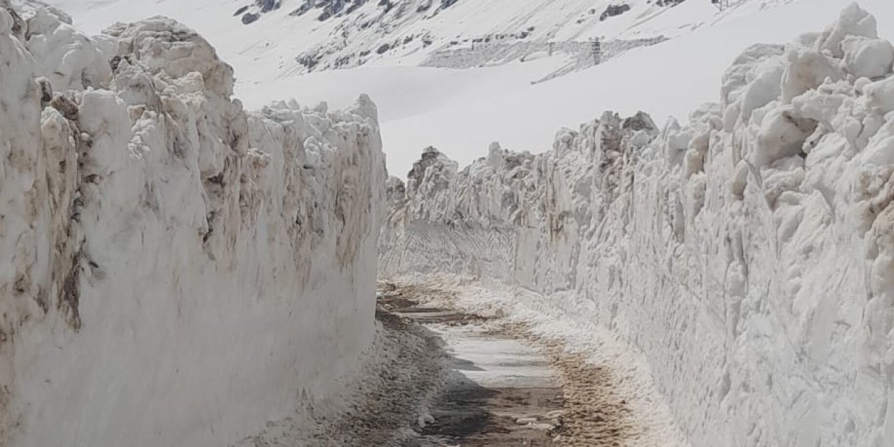 Nemrut'ta kar 5 metreyi buldu