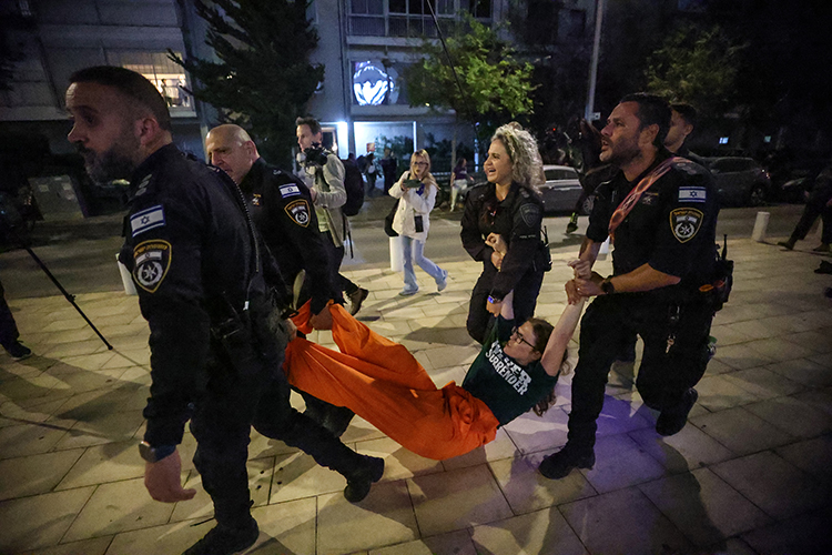 İsrail’de protestocular polisin sert müdahalesiyle dağıtıldı