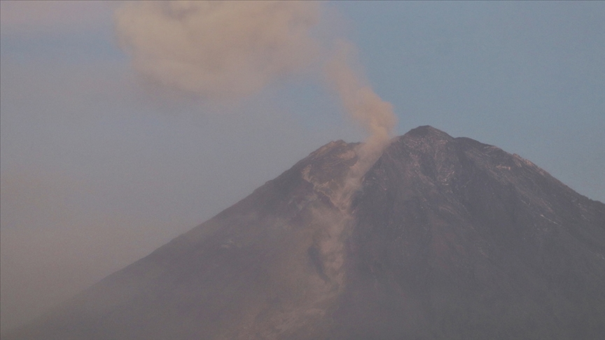 Semeru Yanardağı'nda 4 patlama