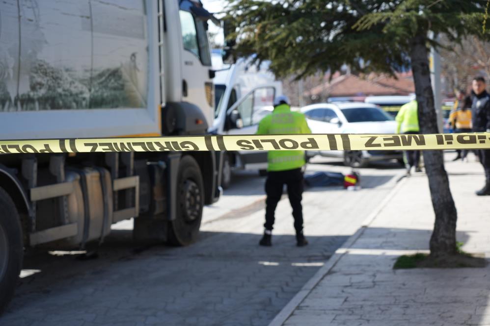 Çöp kamyonunun çarptığı vatandaş hayatını kaybetti