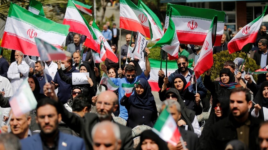 Tahran'da doktorlar, ABD ve İsrail’i protesto etti