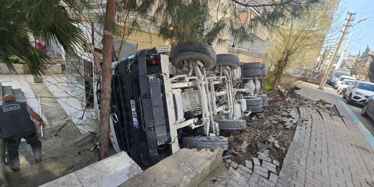 Seyir halindeki beton mikseri devrildi