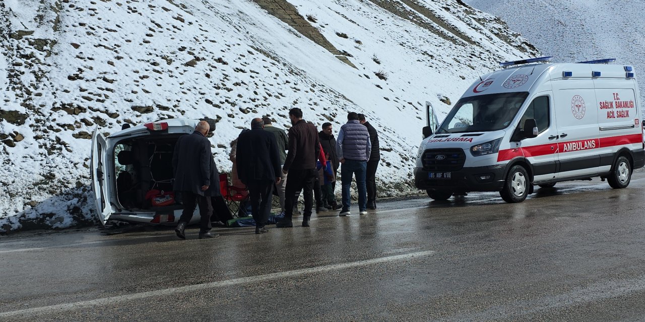 Kaygan yolda devrilen kamyonette 1 kişi yaralandı