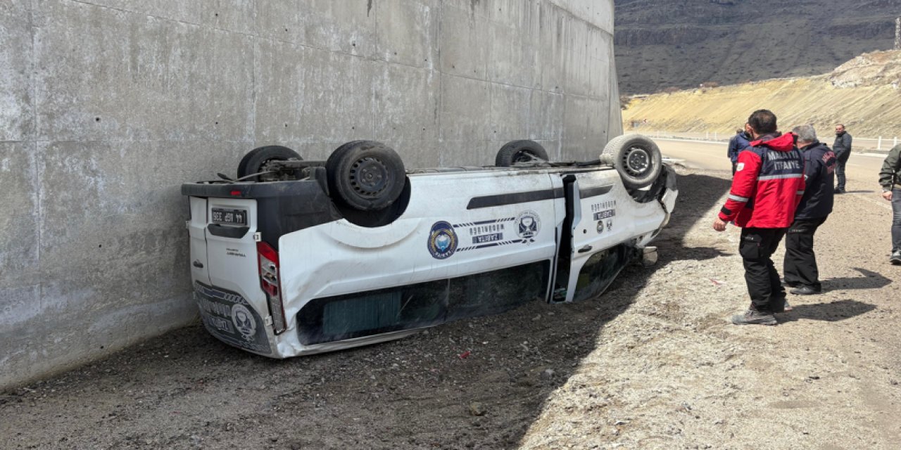Kontrolde çıkan hafif ticari araç devrildi: 1 yaralı