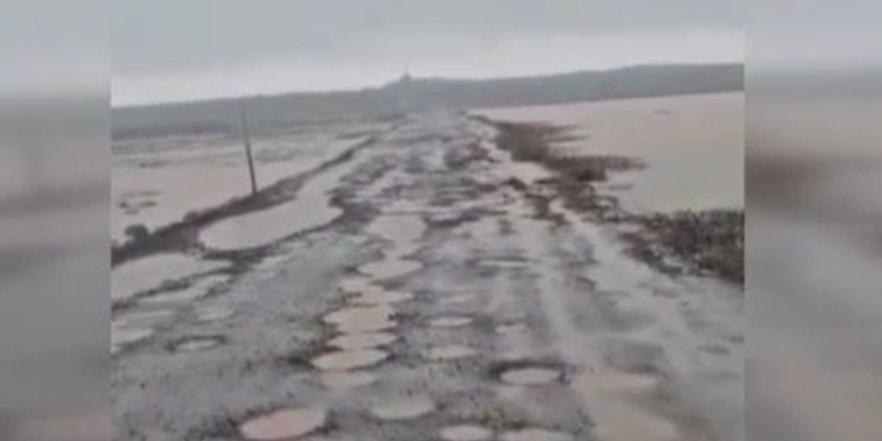 Diyarbakır'da bozuk yollar sağanakla doldu