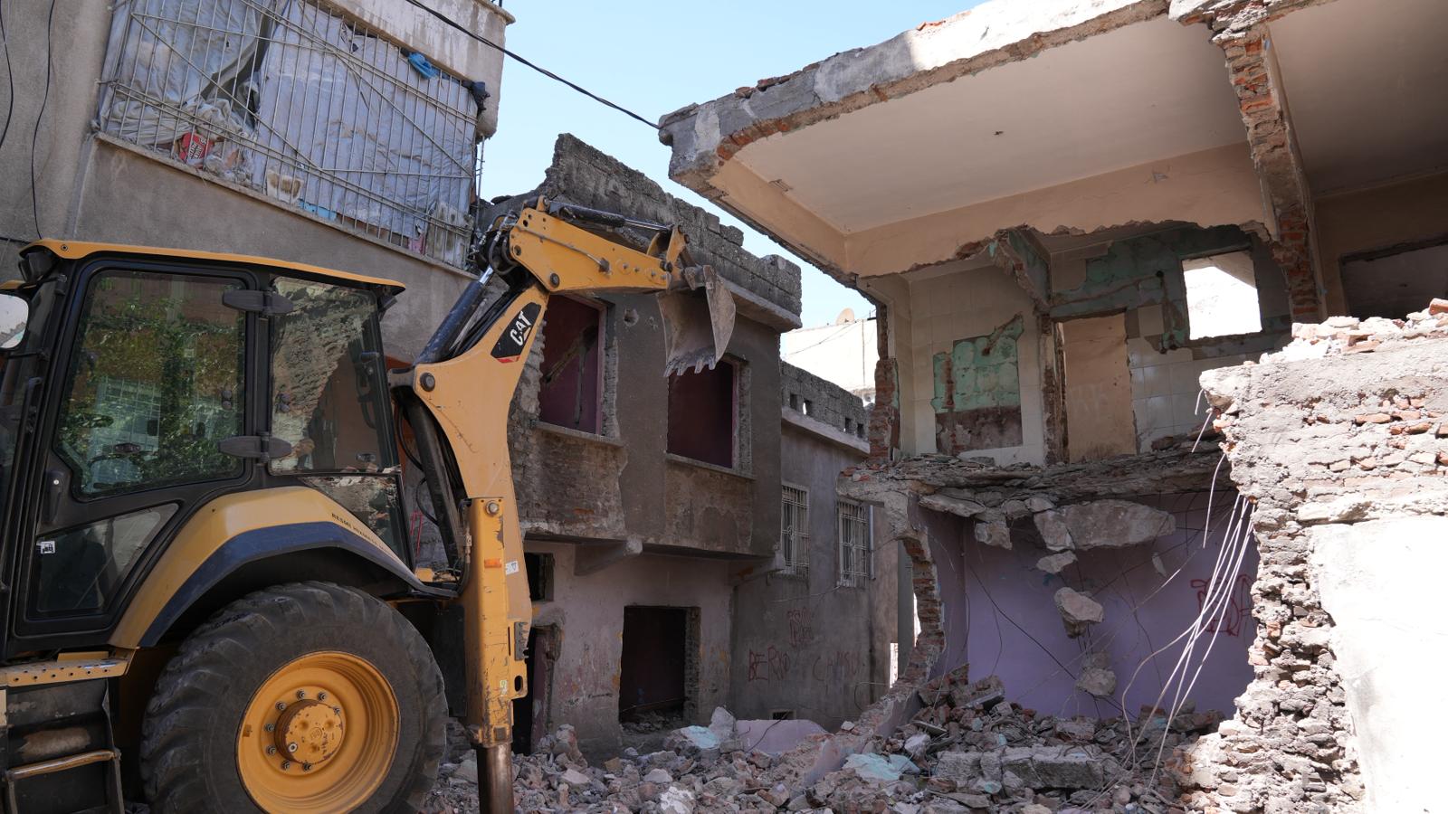 Diyarbakır’da metruk binalar bir bir yıkılıyor