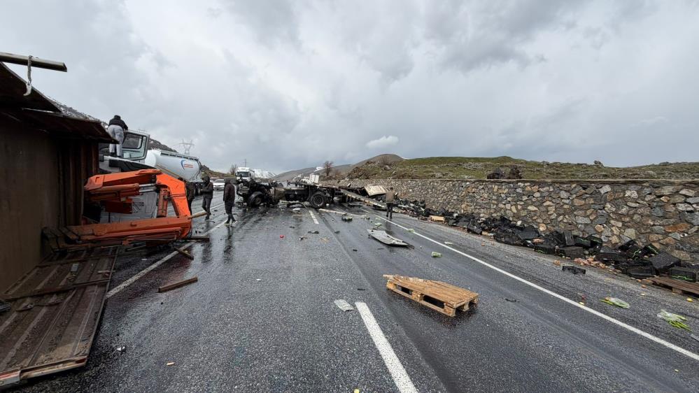 İş makinesi ile tır çarpıştı: 1'i ağır 3 yaralı