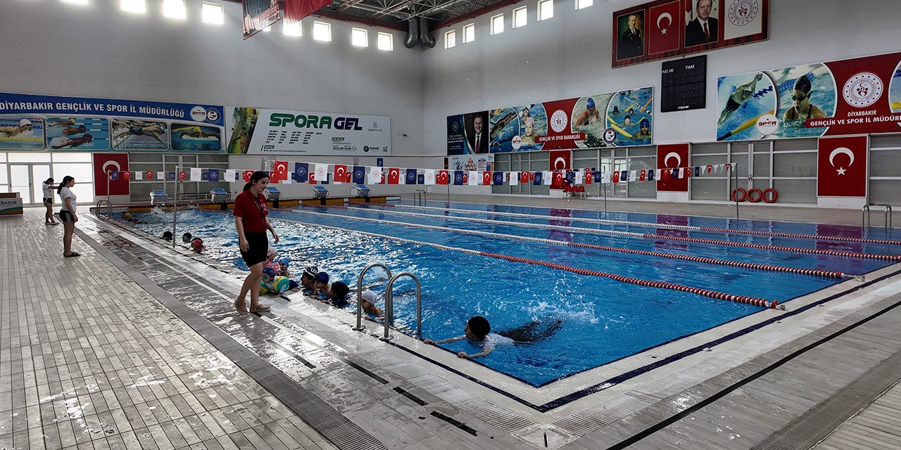 Diyarbakır’da aileler için ücretsiz yüzme eğitimi başladı