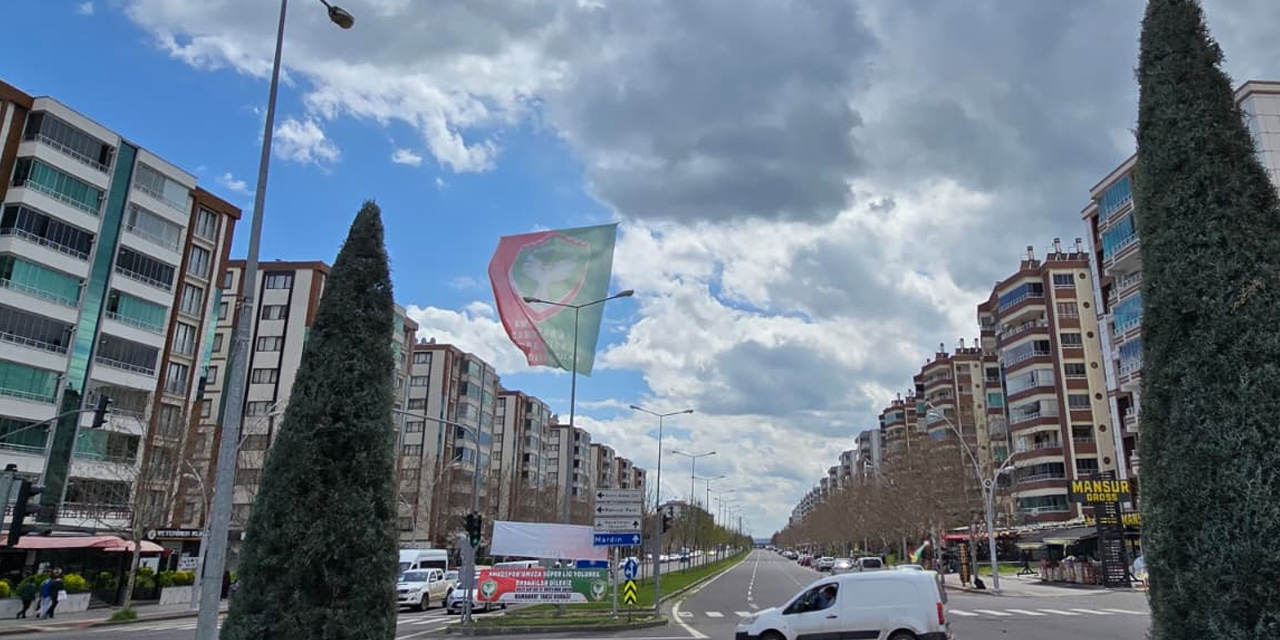 Amedspor’a dev bayrak: 25 metrelik şampiyonluk bayrağı göz kamaştırdı