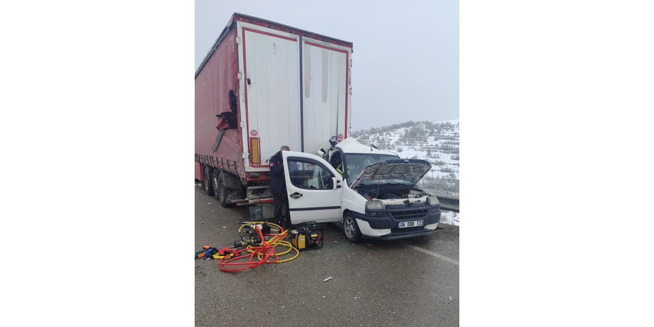 Zincirleme trafik kazası: 2 ölü, 9 yaralı