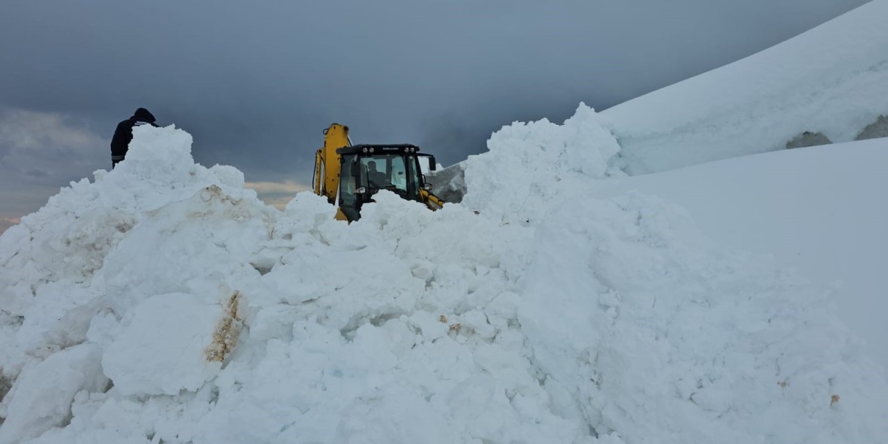 Bitlis’te karla mücadele devam ediyor
