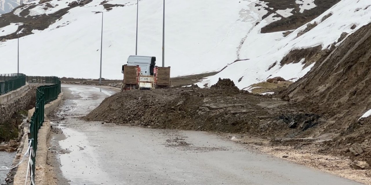 Yüksekova’da heyelan