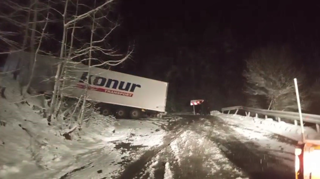 Kayan tır yolu kapattı, onlarca araç mahsur kaldı