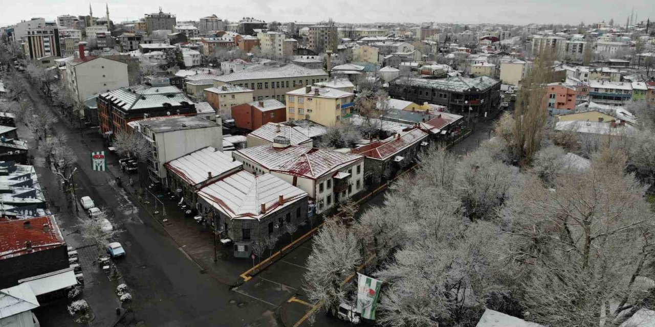 Kars’ta ağaçlar kırağı tuttu